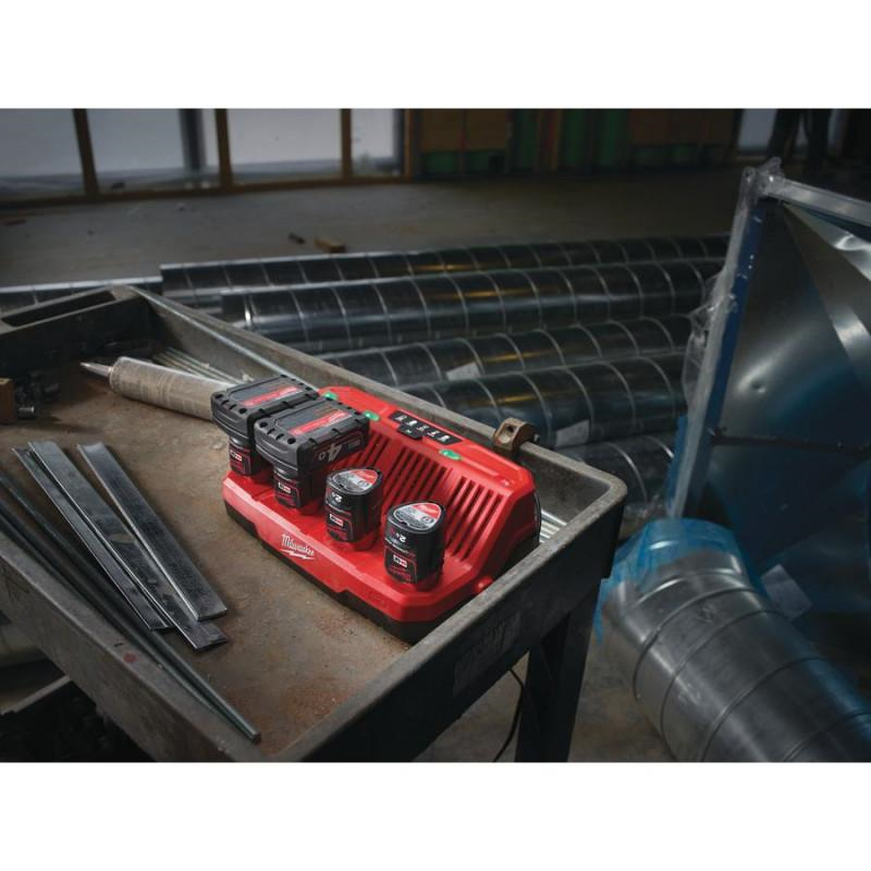Зарядное устройство Milwaukee M12 C4 4932430554 фото 5
