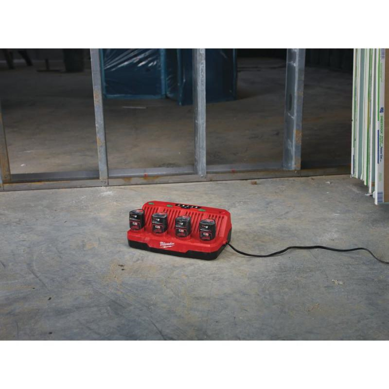 Зарядное устройство Milwaukee M12 C4 4932430554 фото 4