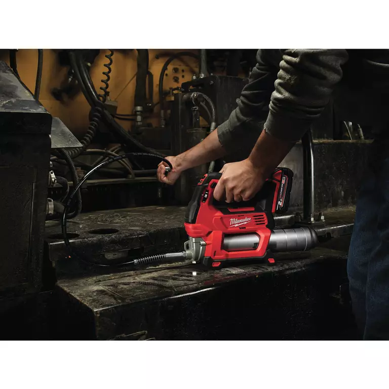 Пистолет смазочный аккумуляторный Milwaukee M18 GG-201C Milwaukee 4933440490 фото 3
